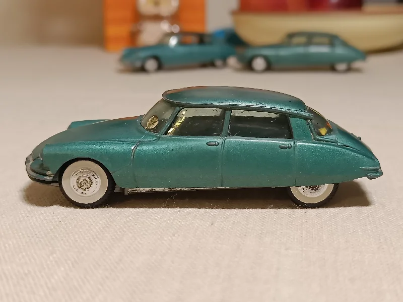 Radio - Controlled Drift Car with Adjustable Suspension and High - Grip Tires210 Citroën DS19 all metallic green (2)