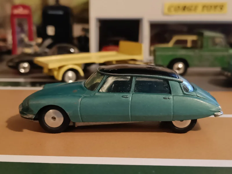 Model Kit of a 1957 Ford Thunderbird for Hobbyists to Assemble and Customize210 Citroen DS19 *early edition* Model Kit of a 1957 Ford Thunderbird for Hobbyists to Assemble and Customize210 Citroen DS19 *early edition*
