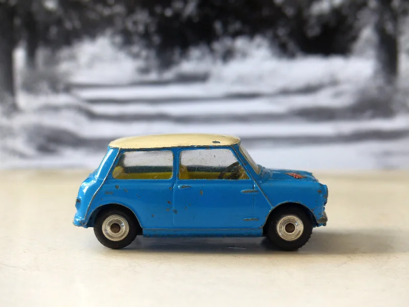 1:24 Scale Die - Cast Model of a Lamborghini Aventador SVJ with Realistic Details227 Morris Mini-Cooper in blue, lemon interior (15) 1:24 Scale Die - Cast Model of a Lamborghini Aventador SVJ with Realistic Details227 Morris Mini-Cooper in blue, lemon interior (15)