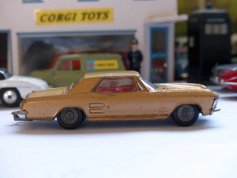 Die - Cast Model of a Military Jeep with Camouflage Paint and Weapon Accessories245 Buick Riviera in gold *with cast wheels* Die - Cast Model of a Military Jeep with Camouflage Paint and Weapon Accessories245 Buick Riviera in gold *with cast wheels*