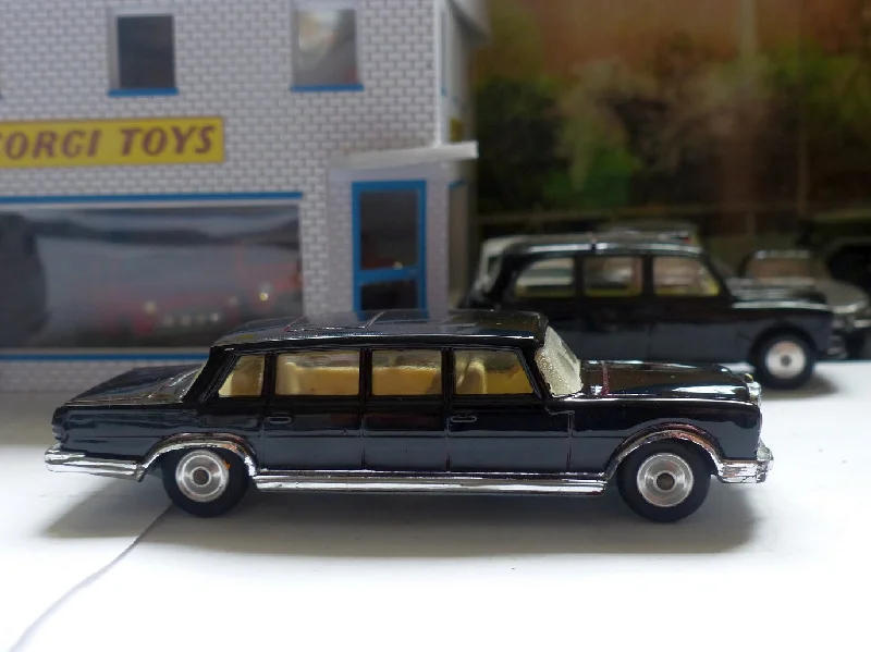 Remote - Controlled High - Speed Off - Road Buggy with All - Terrain Tires and Suspension247 Mercedes-Benz 600 Pullman in black (rebuilt) Remote - Controlled High - Speed Off - Road Buggy with All - Terrain Tires and Suspension247 Mercedes-Benz 600 Pullman in black (rebuilt)