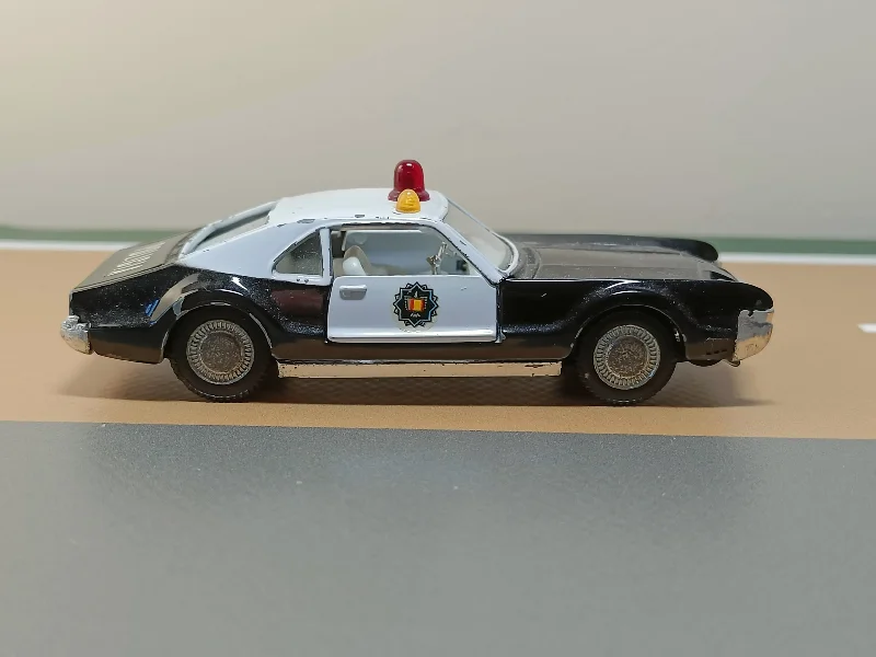 Model Kit of a Vintage Volkswagen Beetle for DIY Customization264 Oldsmobile Toronado Police Patrol (Auto-Pilen copy)