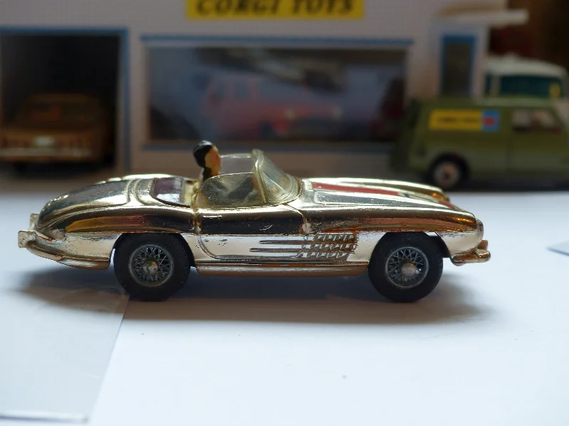 N - Scale Model Train Layout with a City - Themed Background and Animated Figures303S Mercedes-Benz 300SL *late edition with wire wheels and gold finish* N - Scale Model Train Layout with a City - Themed Background and Animated Figures303S Mercedes-Benz 300SL *late edition with wire wheels and gold finish*