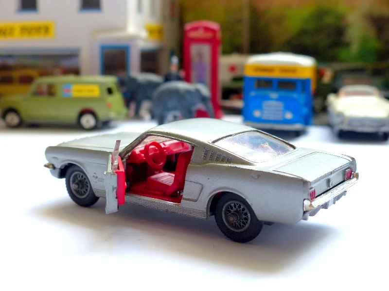 HO - Scale Model Railway Set with a Mountain - Themed Landscape and Tunnel320 Ford Mustang 2+2 Fastback in silver HO - Scale Model Railway Set with a Mountain - Themed Landscape and Tunnel320 Ford Mustang 2+2 Fastback in silver