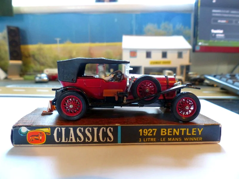 Collectible Train Set with a Steam Locomotive, Passenger Cars, and Track Accessories900 Bentley 1927 3½ litre (first issue of red edition)