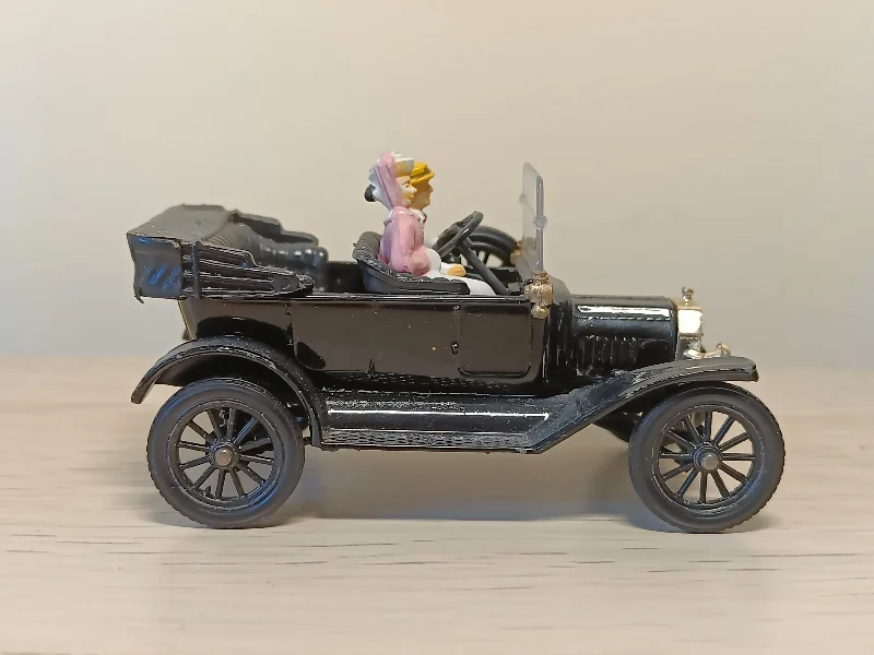 1:24 Scale Die - Cast Model of a Lamborghini Aventador SVJ with Realistic Details9011 Ford 1915 model T with passengers