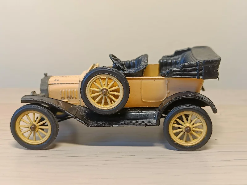 Model Kit of a Vintage Volkswagen Beetle for DIY Customization9012 Ford 1915 model T (factory sample)