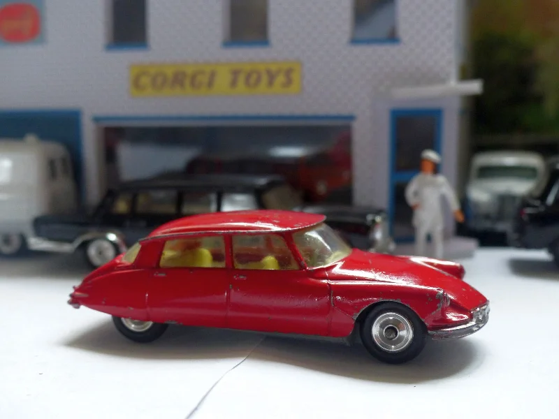 Die - Cast Model of a London Double - Decker Bus with Detailed Interior and Exterior210S Citroen DS19 with cast fog lamps (4) Die - Cast Model of a London Double - Decker Bus with Detailed Interior and Exterior210S Citroen DS19 with cast fog lamps (4)