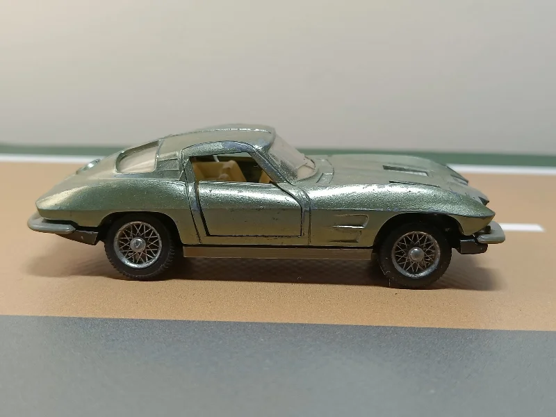 HO - Scale Model Railway Set with a Mountain - Themed Landscape and Tunnel310 Chevrolet Sting Ray in light metallic green (Auto-Pilen copy)